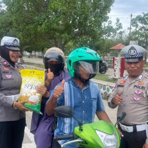 Ops Zebra Rinjani 2025, Polres Bima Kota Bagikan Helm dan Beras Gratis kepada Pengendara