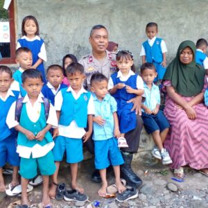 Bhabinkamtibmas Nungga Pantau Pendistribusian Makan Bergizi Gratis di Rasanae Timur